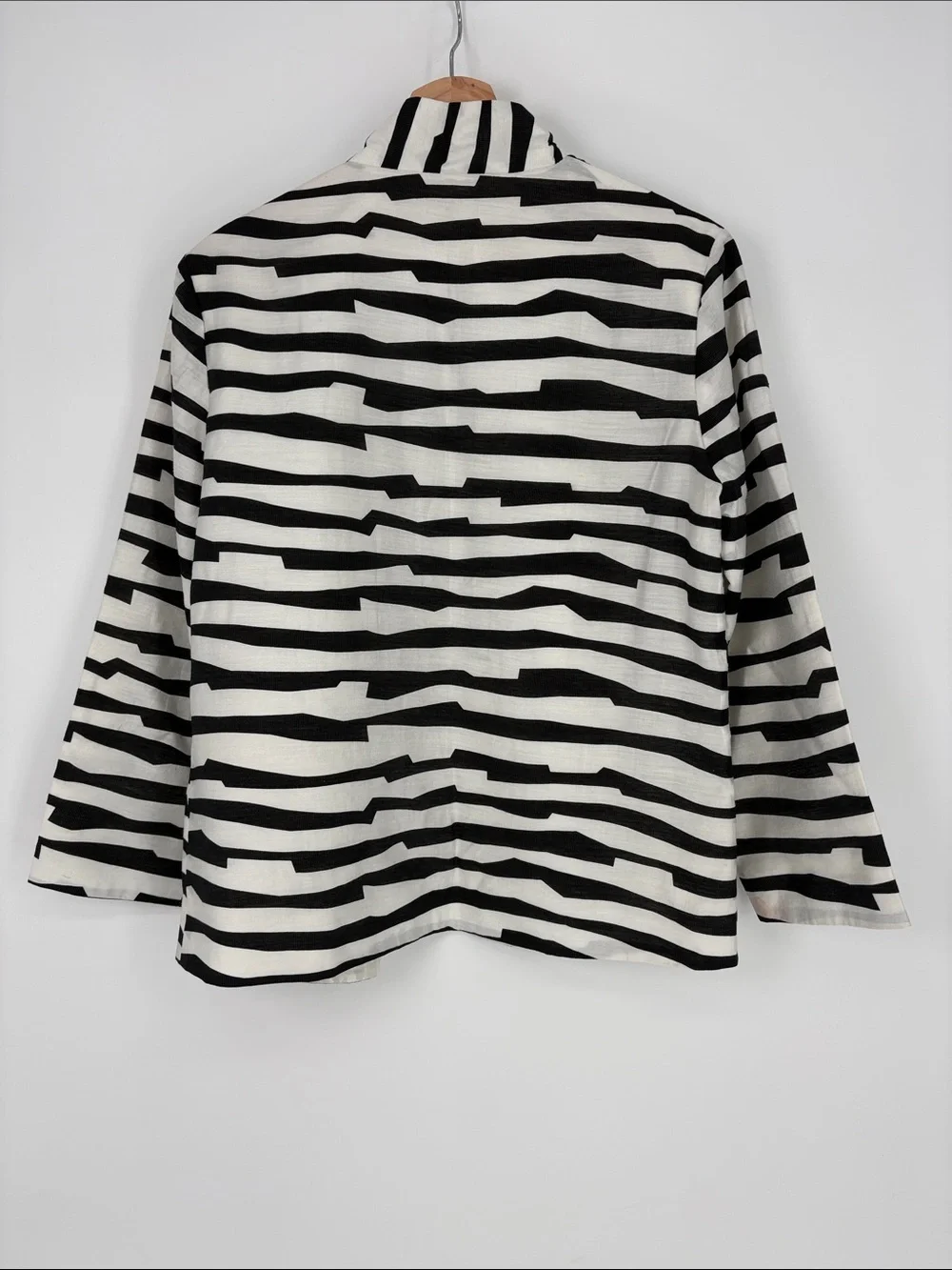 🍔 Grace Chuang Black & White irregular Striped Open Blazer light weight